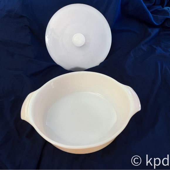 Mid Century Vintage Peach Lustre Casserole Dish with Original Lid - Picture 3 of 5